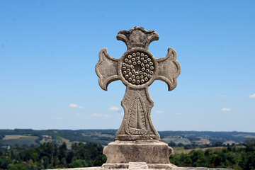 Croix sculptée en pierre dans le ciel bleu
