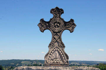 Croix sculptée en pierre dans le ciel bleu