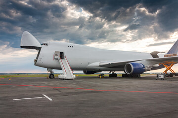 Loading cargo into wide body freight aircraft with an open nose hatch