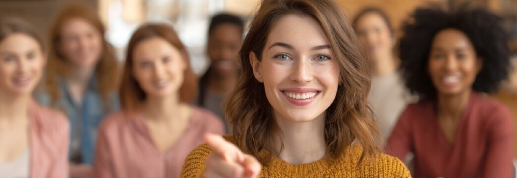 Mujer invitando a unirse a una comunidad de mujeres emprendedoras