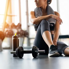 Naklejka premium Woman resting after a workout in the gym