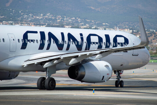 Turismo n&oacute;rdico en la Costa del Sol. Avi&oacute;n de l&iacute;nea Airbus A321 de la aerol&iacute;nea Finnair en el aeropuerto de M&aacute;laga Costa del Sol con matr&iacute;cula OH-LZN.