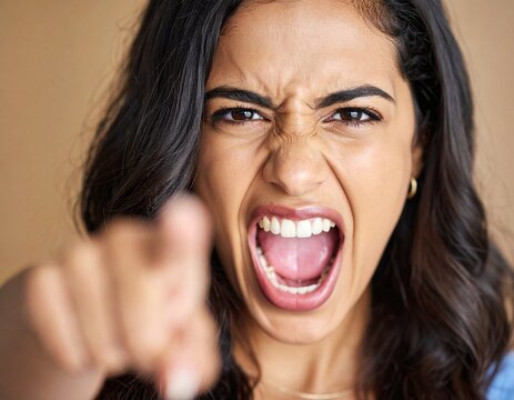 Mujer Enojada Gritando y Se&ntilde;alando con Expresi&oacute;n Fuerte

