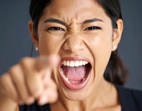 Mujer Enojada Gritando y Se&ntilde;alando con Expresi&oacute;n Fuerte

