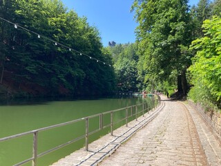 Weg am Amselsee im Sommer beim Aufstieg zur Bastei im Kurort Rathen in der Sächsischen Schweiz 