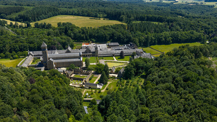 vue aérienne de l'Abbaye d'Orval en Belgique, dans un écrin de verdure