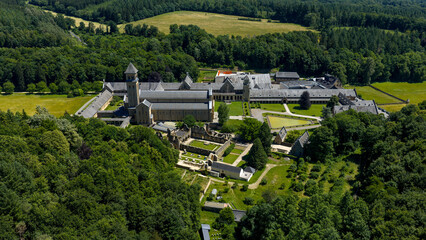 vue aérienne de l'Abbaye d'Orval en Belgique, dans un écrin de verdure