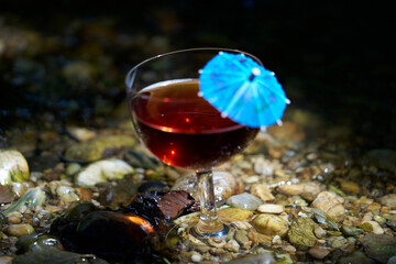  roter Cocktail im Wasser
