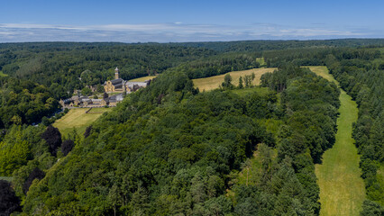 vue aérienne de l'Abbaye d'Orval en Belgique, dans un écrin de verdure