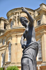 Nymphe de bronze au jardin