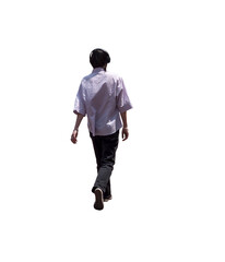 Jeune homme vu de dos, environ 20 ans, marchant en été, portant un casque audio, une chemise ample à manches courtes et un pantalon noir, allure détendue en pleine journée ensoleillée
