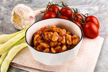White baked bean in tomato sauce
