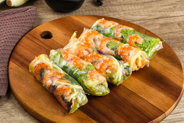 Vietnamese spring roll with prawn and mango