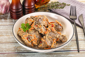 Chicken liver with cream and carrot