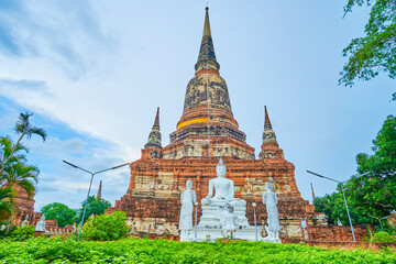 Fototapeta premium Preserved chedis in Wat Yai Chai Mongkhon temple, Ayutthaya, Thailand
