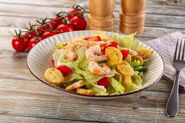 Caesar salad with prawn and romano