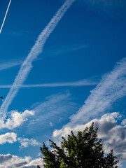 Viele Kondensstreifen am blauen Himmel