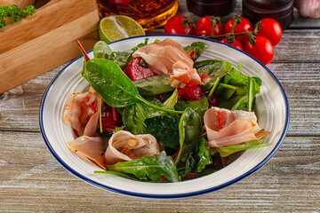 Salad with jamon, strawberry and arugula