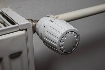 White thermostatic head on the battery. Heat regulation in the house