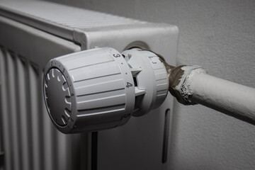 White thermostatic head on the battery. Heat regulation in the house
