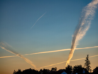 Viele Kondensstreifen am blauen Himmel