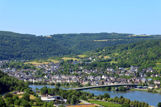 Moselbr&uuml;cke L&ouml;f&ndash;Alken zwischen den Weinorten Alken und L&ouml;f im Moseltal, gesehen vom Traumpfad Bleidenberger Ausblicke an der Terrassenmosel.