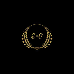 Naklejka premium SO beautiful feminine and elegant wedding monogram initial logo with circle floral gold