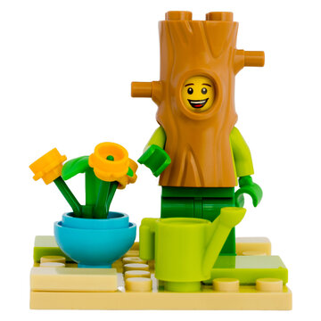 Dortmund - Deutschland 29. Juni 2025 - Lego Szene Baum mit Gie&szlig;kanne - Studio Aufnahme	