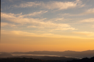 埼玉県秩父市の三峰神社から望む朝焼けの山並みと空の風景。2022年11月19日撮影。晩秋の澄んだ空気の中、赤く染まった空と重なる山々が幻想的な絶景を描き、旅行や自然風景、癒しをテーマに最適です。

