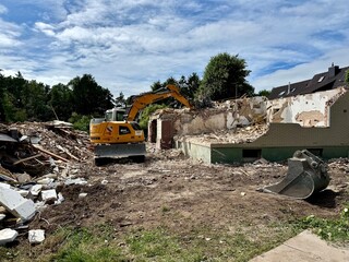 29 June 2025 Bremerhaven, Bremen An excavator demolishing a detached house