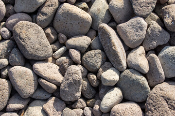 神奈川県真鶴町の海岸に広がる大小様々なゴロタ石。自然素材としての質感やテクスチャ、背景用途に最適。釣りやアウトドア、海岸の自然環境を伝えるイメージとして活用できる写真素材です。

