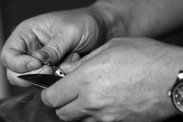 hands tying lure