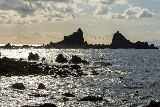 神奈川県真鶴町の真鶴岬にある三ツ石を、海面に反射する光とともに撮影した静寂で神聖な雰囲気の写真です。自然や観光、パワースポット紹介など幅広い用途に適した素材です。
