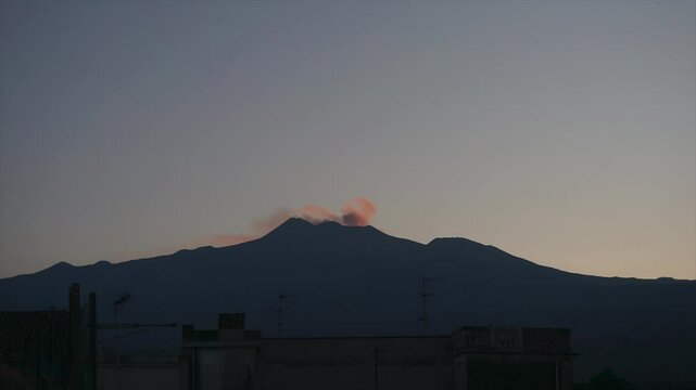 Timelapse del vulcano Etna al tramonto, visto da Riposto