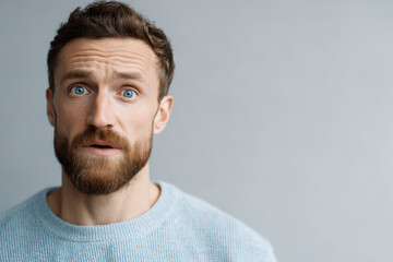 Obraz premium portrait of mindsport player with surprised expression positioned to left on clean minimalistic background