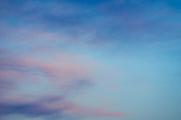 ピンクと青のパステルカラーが美しい、幻想的な夕焼けの空。水彩画のように滲んだ雲が作り出す、夢の中のような優しいグラデーション背景。スピリチュアルで癒やしを感じる、エモーショナルなイメージ。

