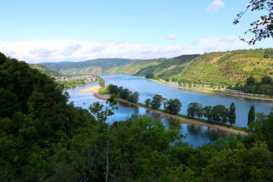 Der Rhein beim Ort Osterspai im Mittelrheintal (links) und der Bopparder Hamm (rechts). Aussicht vom Wanderweg Osterspaier Langhalsweg.