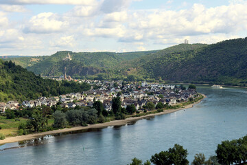 Fototapeta premium Der Rhein und der Ort Spay im Mittelrheintal im Landkreis Mayen-Koblenz sowie die auf der anderen Rheinseite gelegene Marksburg. Aussicht vom Wanderweg Osterspaier Langhalsweg.
