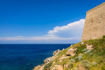 La  mer méditerranée et la Citadelle de Calvi en Corse en France