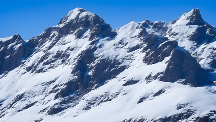 Obraz premium Snow-Capped Mountain Peaks