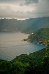 Vue de la côte et de la mer méditerranée depuis Bussaglia, Ota, Serriera en Corse en France un soir d'orage