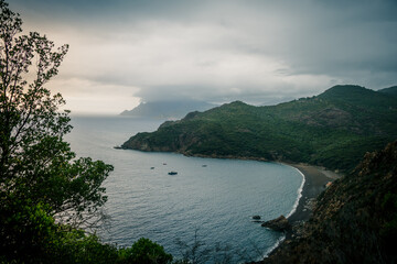 Vue de la côte et de la mer méditerranée depuis Bussaglia, Ota, Serriera en Corse en France un soir d'orage