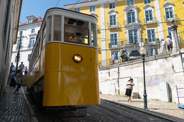 Elevador da Gloria en el mirador san pedro de alcantara, lisboa, portugal. 