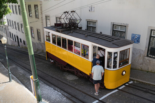 Elevador da Gloria en el mirador san pedro de alcantara, lisboa, portugal. 