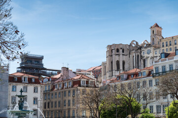 Lisboa, elevador de santa justa, iglesia do Carmo y fuente de la plaza de Pedro IV en el centro de...