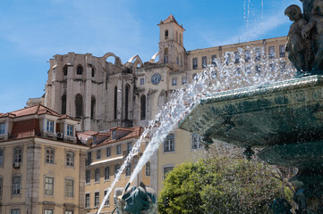 Lisboa, iglesia do Carmo y fuente de la plaza de Pedro IV en el centro de la ciudad. Portugal.