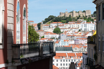 Lisboa, tipica calle con vistas a la ciudad y castillo de san jorge, portugal.