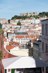 Lisboa, tipica calle con vistas a la ciudad y castillo de san jorge, portugal.