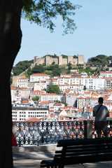vista de lisboa y castillo de san Jorge desde el mirador de san pedro de alcantara, portugal