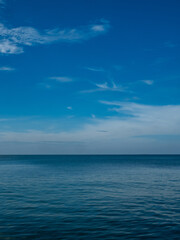Obraz premium Landscape beautiful summer panorama wide horizon look viewpoint shore open sea beach cloud clean and blue sky background calm nature ocean wave water nobody travel at thailand chonburi sun day time